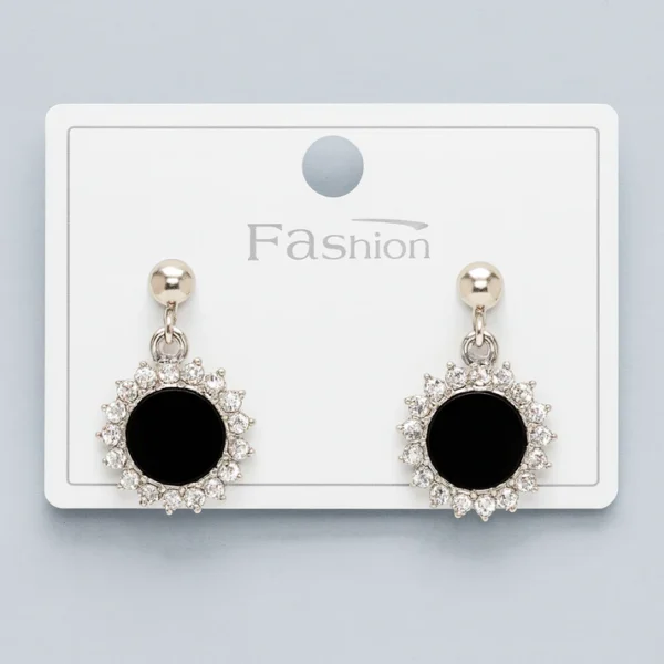 No-Piercing Black Ear Clip – Stylish Fashion Accessory 4
